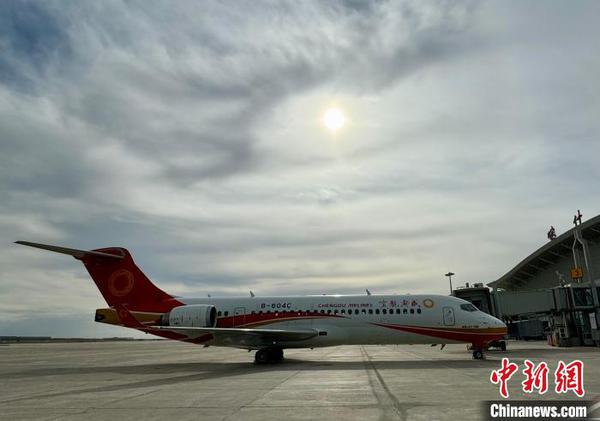 An ARJ21 regional jet is ready to take off from the Kashgar Laining International Airport in Xinjiang Uyghur Autonomous Region. (File photo/China News Service)