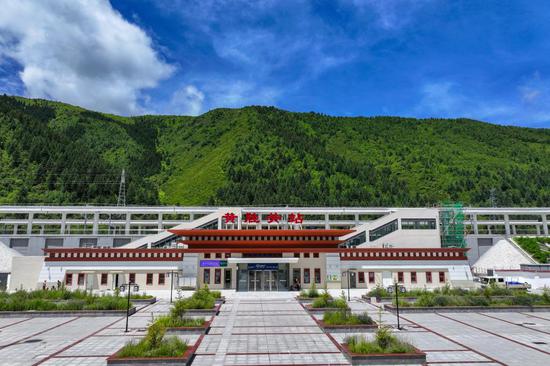Three newly built stations along the Sichuan-Qinghai Railway unveiled