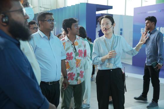 Bengali representatives visited Shanghai Science and Technology Museum.