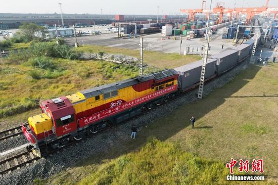 China's rail network sets new record in cargo transportation