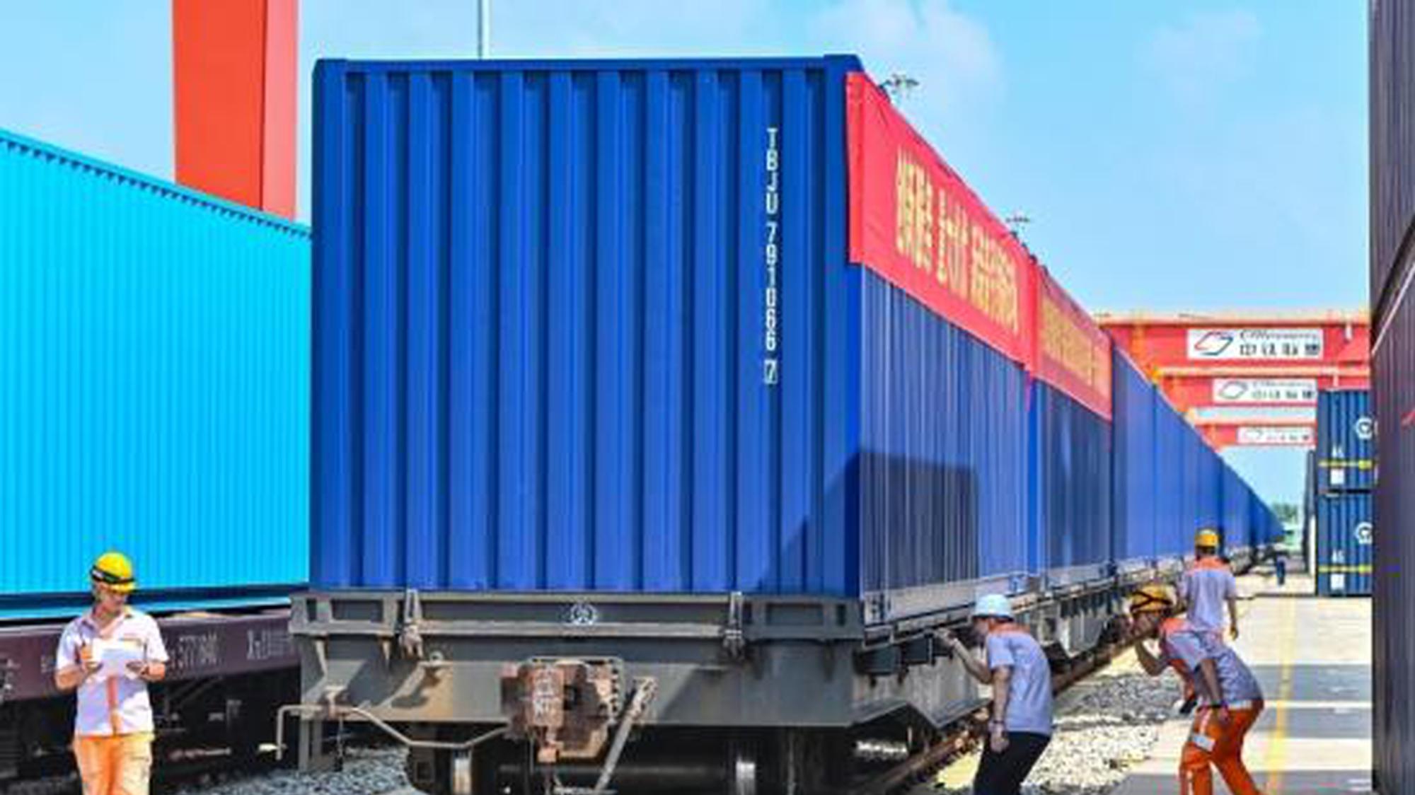 China's rail freight volume, turnover top world rankings