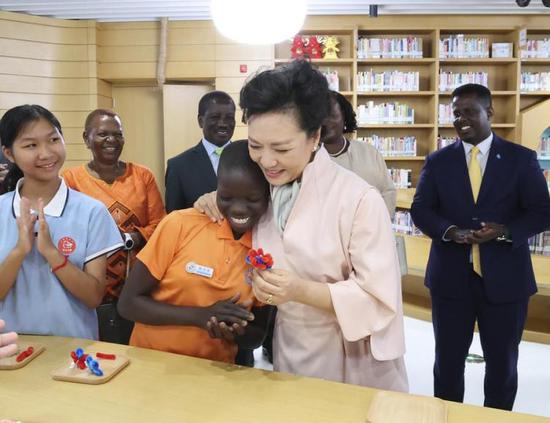 Peng Liyuan attends summer camp for Chinese, African children in Beijing