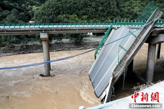 A bridge collapses in Zhashui County in Shangluo City, Northwest China's Shaanxi Province, July 20, 2024. (Photo/China News Service)