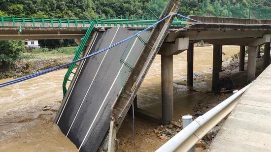 Search and rescue carried out after bridge collapses in Shaanxi