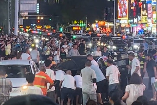 8 pedestrians hurt by lurching car in Changsha