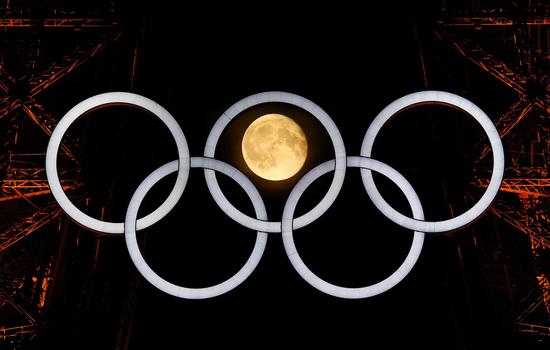 Paris 2024 | Spectacular scene of moon shining through Olympic rings on Eiffel Tower