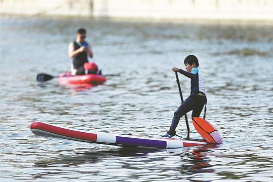 Paddleboard creating a big splash in Beijing