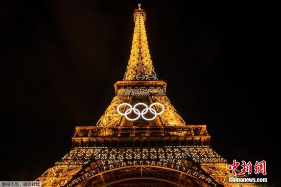 The Olympic rings go up on the Eiffel Tower (Photo/Agencies)