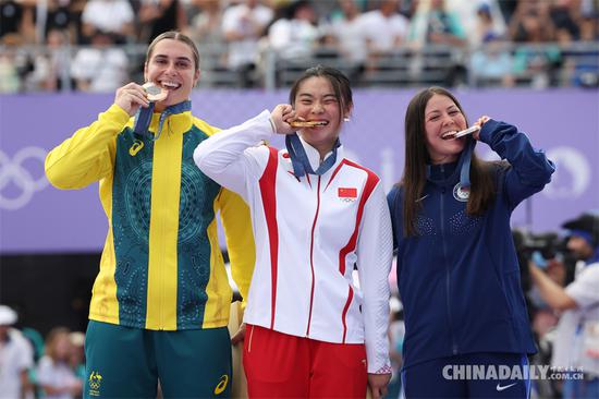 China's Deng Yawen (center) poses on Wednesday with silver medalist Perris Benegas (right) of the United States and bronze medalist Natalya Diehm of Australia, during the medal ceremony for the cycling BMX freestyle women's park final at the Paris Olympic Games. (Photo by Wei Xiaohao/China Daily)