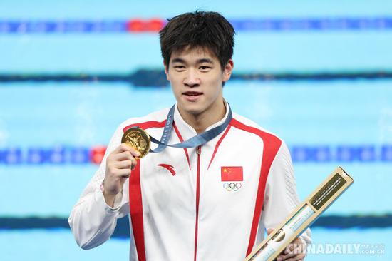 China's Pan Zhanle poses for a photo during the medal ceremony for the swimming men's 100m freestyle final at the Paris Olympic Games on Wednesday. (Photo by Wei Xiaohao/China Daily)