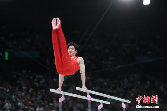  Zhang Boheng competes in the men's all-round artistic gymnastics (Photo: China News Service/Sheng Jiapeng)