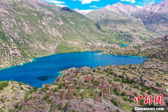 Aerial view of the “three-colored lakes” in Banbar County, southwest China's Xizang Autonomous Region, Aug. 1, 2024. (Photo/China News Service)