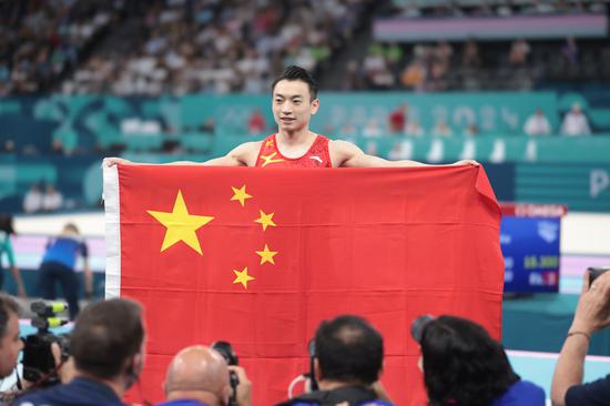 Paris 2024 | Zou Jingyuan wins men's parallel bars title