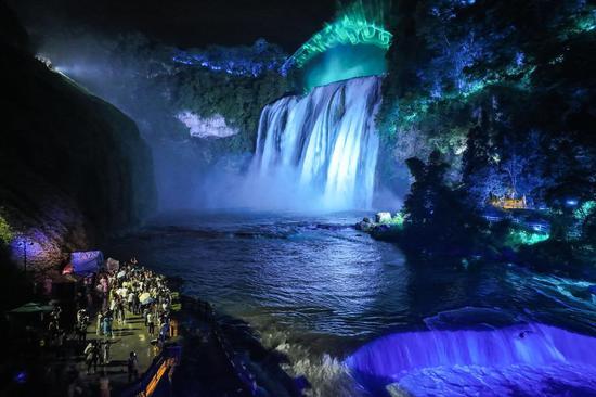 3D lightshow dazzles visitors at Huangguoshu Waterfall