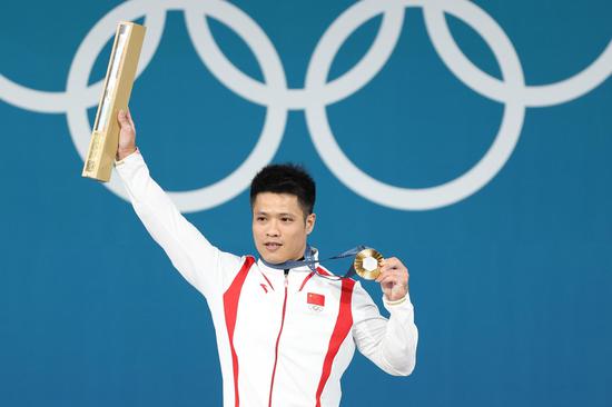 Paris 2024 | Li Fabin of China wins gold in men's 61kg of weightlifting