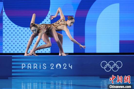 Paris 2024 | Chinese twin sisters win duet free artistic swimming gold