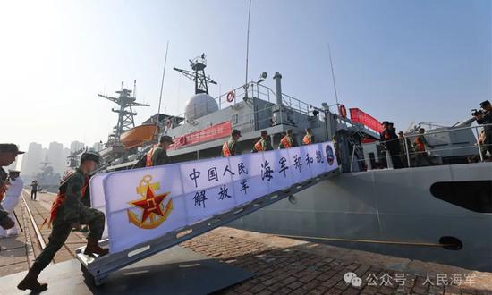 PLA navy uses warship to transport new students for registration for the first time