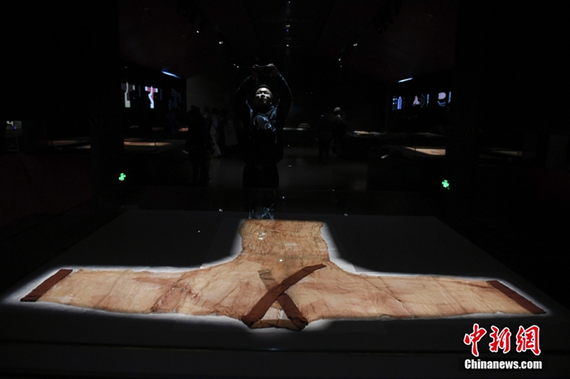 The plain unlined gauze gown with straight hem on display (Photo: China News Service/Yang Huafeng)