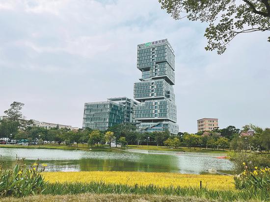 A green building in the Shenzhen International Low-Carbon City in Guangdong province, is among those in the special area that use sustainable energy sources. [Photo/China Daily]