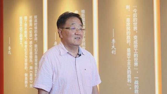 Researcher Zhang Junyi shares the stories of Chinese workers in WWI during a media interview on Aug. 21 in Beijing. (Photo provided to China News Network)