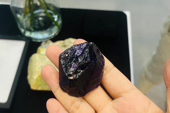 Amethyst promoted at the Zambian enterprise booth (Photo: China News Network/ Zhao Li)