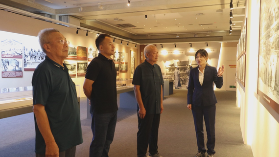 Descendants of Chinese laborers in WWI visit the “Glory and Sacrifice: The Historical Imprint of World War I Chinese Workers” exhibition held on Aug. 21 in Beijing. (Photo provided to China News Network)