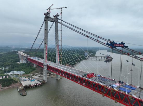 China's 1st double-deck cable-stayed suspension bridge connected