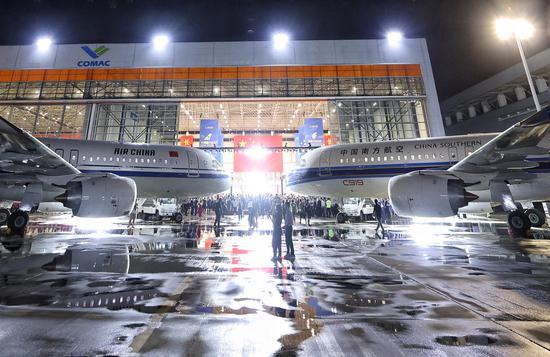 China's two major airlines receive C919 airplanes