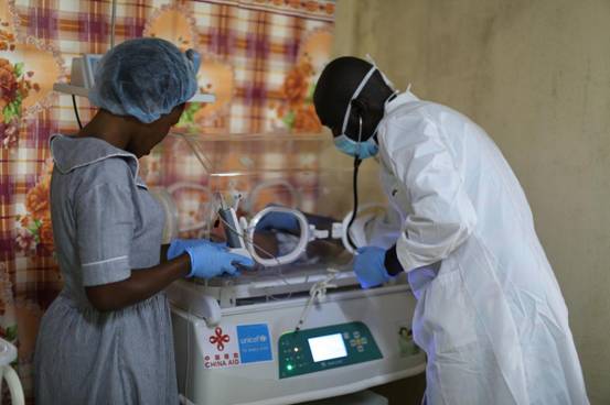 A pre-term infant receives care in a special newborn unit in Sierra Leone. Equipment was provided through the Government of China-UNICEF partnership. (File photo: UNICEF/Sierra Leone)