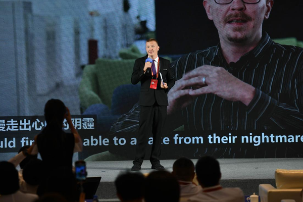 Erik Nilsson shares his stories in China at the conference. (Photo: China News Service/An Yuan)