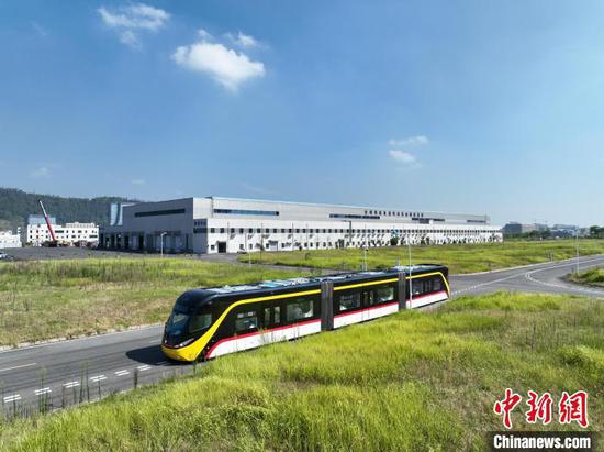 The first batch of China-made hydrogen-powered smart trams destined for Malaysia rolled off the production line at the Yibin factory of CRRC Zhuzhou Electric Locomotive Research Institute Co., Ltd., Sept. 9, 2024. (Photo/China News Service)  