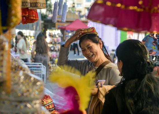 Grand Bazaar in Xinjiang welcomes peak tourism season