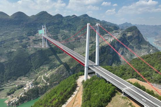 Tongzi River grand bridge opens to traffic in Guizhou