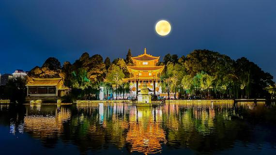 Bright moon over Daguan Pavilion. (Photo provided by the hosts)