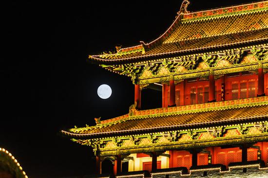 Full moon shines on night of Mid-Autumn Festival across China