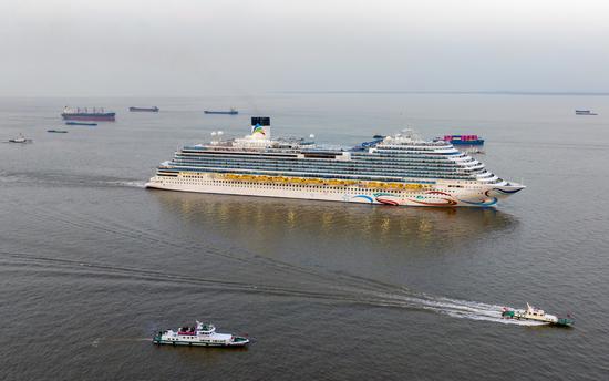 Adora Magic City departs from Shanghai's Wusongkou port for its first commercial cruise tour on Jan 1. (JI HAIXIN/FOR CHINA DAILY)