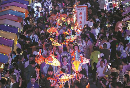 Yueliang River Art Town, a scenic spot in Beijing, bustles with tourists who have gathered to partake in activities celebrating the Mid-Autumn Festival on Sunday. (GUO QIAN/FOR CHINA DAILY)