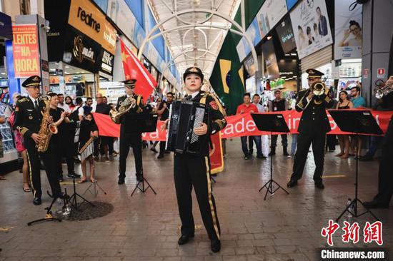 A performance team of the People's Liberation Army performed at a small goods market of Brasília, the capital of Brazil, on Sept. 21 during Chinese Military Culture Week. (Photo: China News Network/Ju Zhenhua)