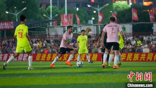 A team of diplomats from Latin American and Caribbean countries plays a football match against a Guizhou Village Super League named “Luohanguo” on Sept. 28 in Guizhou Province. (Photo: China News Service/Wei Guijin)