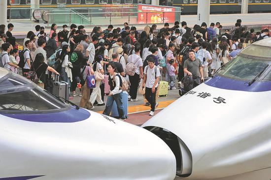 Passengers crowd Nanjing Railway Station in Jiangsu province, on Monday. Trains are expected to make 175 million trips nationwide during the 10-day National Day holiday travel rush. (SU YANG/FOR CHINA DAILY)