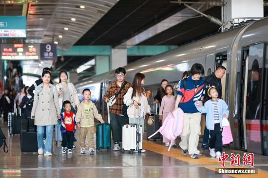 Passenger trips surge as National Day holiday concludes