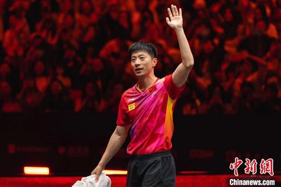 Ma Long waves to the audience at the scene of Men’s Singles of 2024 World Table Tennis China Smash on Oct. 6. (Photo/World Table Tennis)