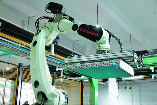 The production line of Hisense Hitachi Air-conditioning Systems Co Ltd in Qingdao, Shandong province. (CHINA DAILY)