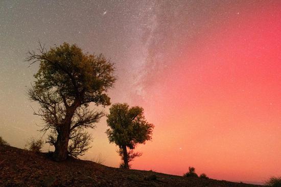 Red auroras paint the sky in Xinjiang