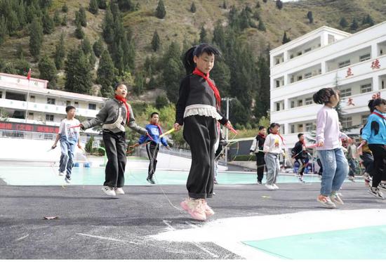 Zhongzhai Primary School in Wenxian County, Gansu province, has set a model in promoting rope-jumping among students since 2022 in response to the country's calling for more emphasis on comprehensive student development. (Photo by Liu Yuxi/For chinadaily.com.cn)