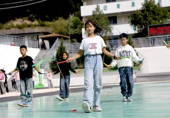 Zhongzhai Primary School in Wenxian County, Gansu Province, has set a model in promoting rope-jumping among students since 2022 in response to the country's calling for more emphasis on comprehensive student development. (Photo by Liu Yuxi/For chinadaily.com.cn)