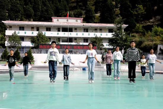 Zhongzhai Primary School in Wenxian County, Gansu province, has set a model in promoting rope-jumping among students since 2022 in response to the country's calling for more emphasis on comprehensive student development. (Photo by Liu Yuxi/For chinadaily.com.cn)