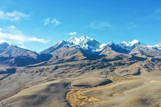 Scenery of snow-covered Tanggula mountains in Xizang