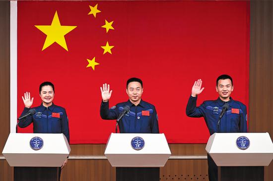 Senior Colonel Cai Xuzhe (center), Lieutenant Colonel Song Lingdong (right) and Lieutenant Colonel Wang Haoze, who will carry out the Shenzhou XIX spaceflight mission, meet the media on Tuesday at the Jiuquan Satellite Launch Center in northwestern China. (WANG JIANGBO/FOR CHINA DAILY)