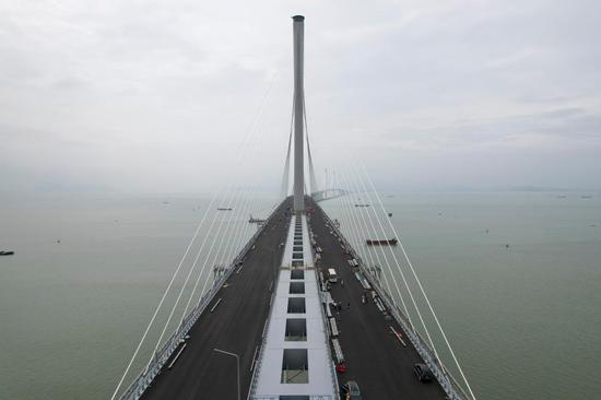 Asphalt pavement completed on Huangmaohai cross-sea link